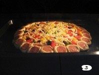 【花边培根披萨】换着花样吃披萨,烤箱预热，180度上火200度下火烤20分钟左右。