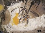 花生酱是个好帮手——【花生圆香饼干】,打发的黄油里倒入打散的蛋液，继续搅拌，直到黄油和蛋液完全融合（蛋液量少无需分次添加）。