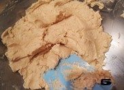 花生酱是个好帮手——【花生圆香饼干】,用橡皮刮刀轻轻搅拌，成为均匀的饼干面糊。