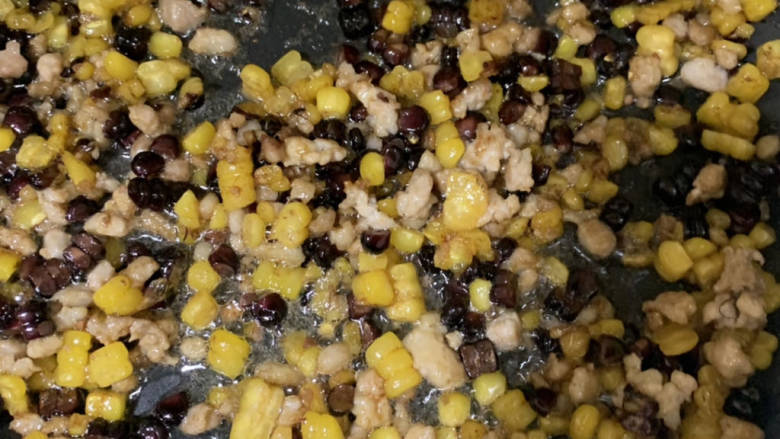 肉末玉米粒,直到玉米粒和肉末都散发焦香即可。