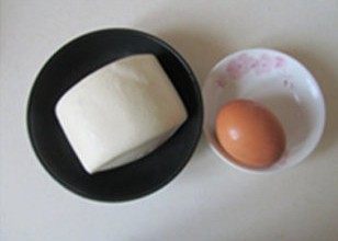 馒头的华丽转身---鸡蛋沙拉VS黄金馒头,准备好原料：鸡蛋和馒头