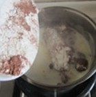 与咖啡很搭配的“水果闪电泡芙”,煮沸后加入过了筛的粉类， 不停的搅拌让其烫熟后关火