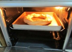 点亮圣诞节---圣诞花环面包,将它放入烤箱中，再放入一碗开水，关上门在烤箱中冷藏发酵