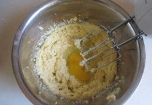 香蕉磅蛋糕 ,再分次加入鸡蛋， 搅拌均匀后再加下一个搅打均匀