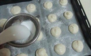 杏仁蛋白饼 ,在表面筛上些糖粉， 过五分钟再撒一次，放入烤箱中烘烤