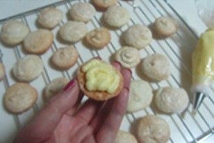 杏仁蛋白饼 ,等饼干凉后，在一片上涂抹适量的奶油糖霜，再盖上另一片饼干