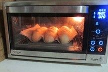 越嚼越香的“核仁葡萄干全麦面包棍”,烤箱预热160度好， 放入烤箱中， 烘烤20分钟