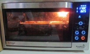 让人惊艳的香醇“缤纷猫王磅蛋糕”,无需预热烤箱，将模具直接放入烤箱中，以170度的温度烤35分钟烘烤