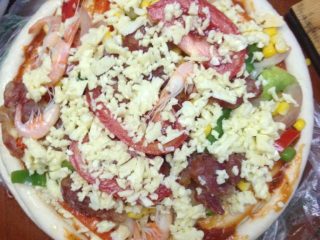 平底锅版--蔬菜披萨,涂好披萨酱后放上一层芝士，再将料放上，最后再放上一层芝士