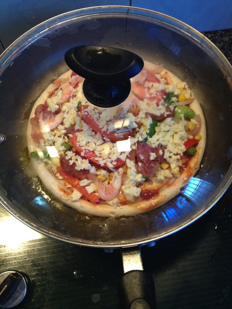 平底锅版--蔬菜披萨,平底锅烧热，放入<a style='color:red;display:inline-block;' href='/shicai/ 887'>黄油</a>，然后将披萨饼放入小火煎到芝士融化冒泡，大概6~7分钟后就可以吃了。