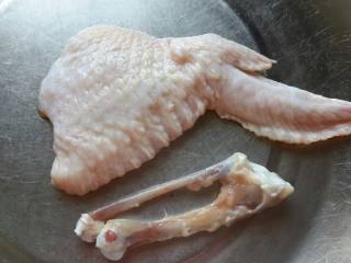 翅中宝,将鸡翅去掉前面的部分，留下中间和后面的，将中间部分的鸡骨取出。
