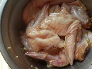 翅中宝,将处理好的鸡翅洗干净然后调味放冰箱里腌制3个小时。