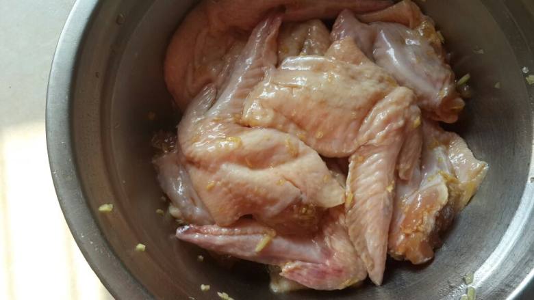 翅中宝,将处理好的鸡翅洗干净然后调味放冰箱里腌制3个小时。