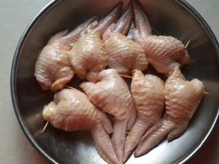 翅中宝,将鸡翅放入锅中隔水蒸熟。