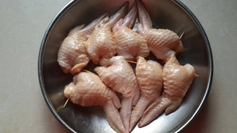 翅中宝,将鸡翅放入锅中隔水蒸熟。