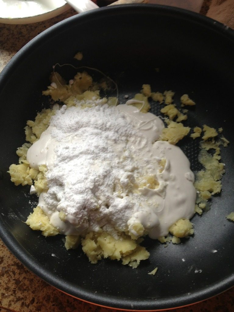 Q芋圆做法,加木薯粉（一定要是木薯粉。只有木薯粉才能弄的QQ的）和少量淀粉！ （木薯粉无味多加没事。淀粉有味少加点 ）到地瓜泥中揉成面团。