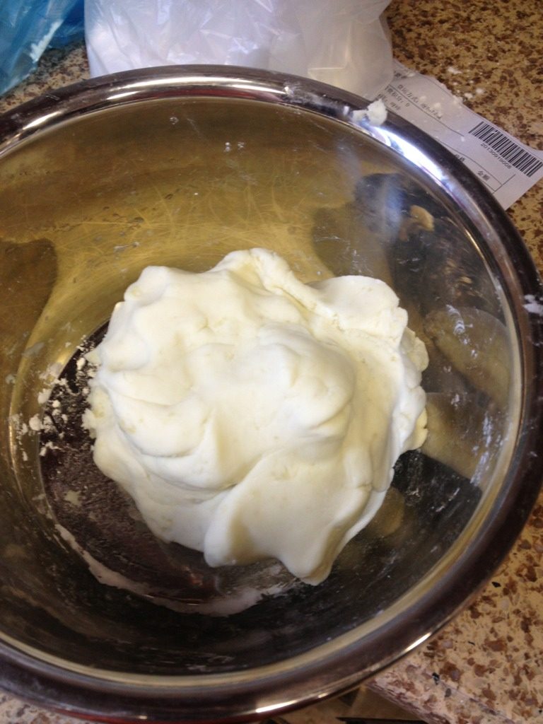 Q芋圆做法,面团加粉程度到不粘手便可。粘手再加木薯粉。过干加水。如此反复。