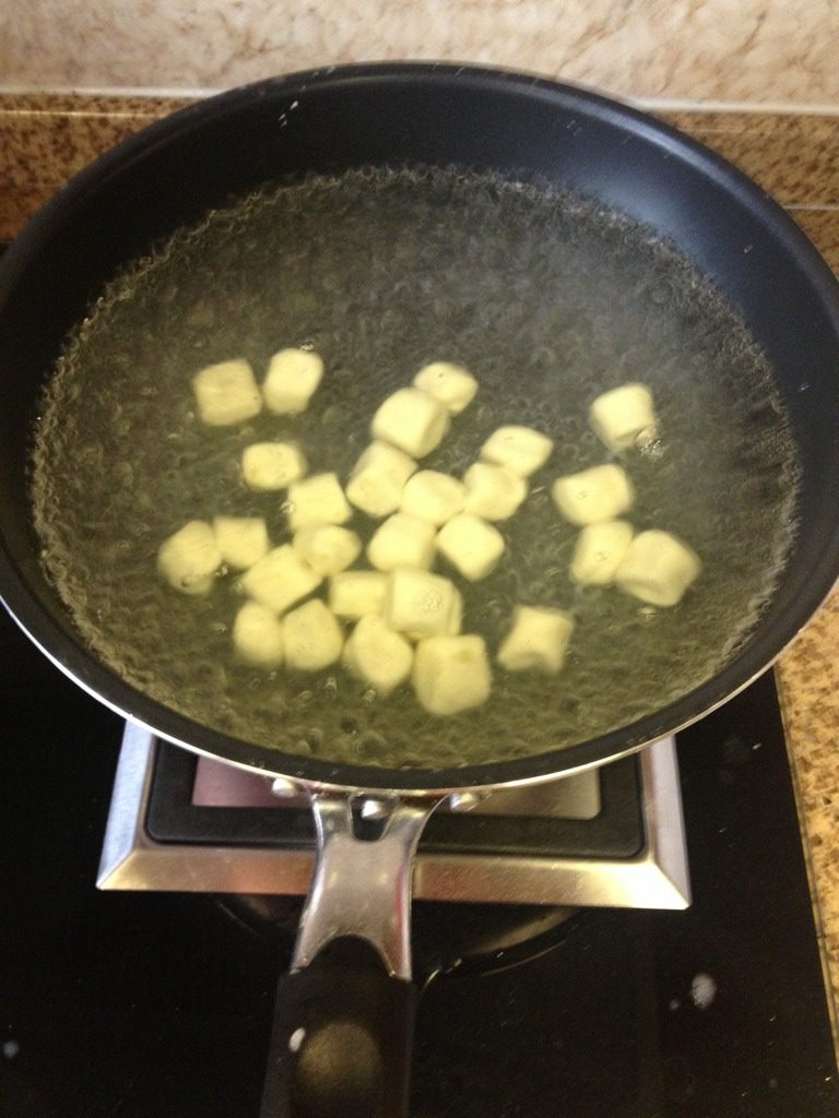 Q芋圆做法,开水煮沸下小面团。等其浮出水面。捞出过冷水便可