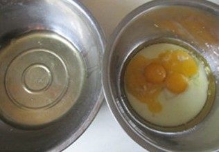 体会不一样的口感----绿茶蛋糕面包,将蛋黄和蛋清分别打入两个容器中， 蛋黄的盆中加入牛奶、油、盐和糖;