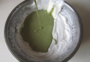 体会不一样的口感----绿茶蛋糕面包,将搅拌好的液体再倒入剩余的三分之二蛋清中; 