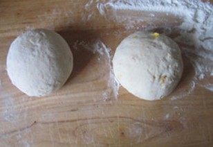 体会不一样的口感----绿茶蛋糕面包,发酵好的面团排气后分割成两个面团， 盖上保鲜膜继续饧发20分钟；