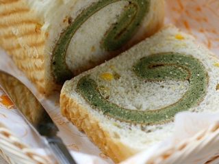 体会不一样的口感----绿茶蛋糕面包,切开是这样子滴~