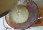 百吃不厌的南瓜派,将煮好的奶油液用筛网过滤汁液到南瓜泥中；