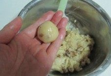 私人订制----核桃酥,将混合好的面团取一小块，搓成小圆球；