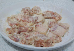 蜜瓜鸡球,腌制好的鸡腿肉，再加上淀粉拌均匀，然后一块块的分开。