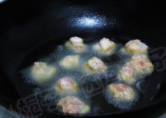 蜜瓜鸡球,锅中放入油，下入沾满淀粉的鸡肉块