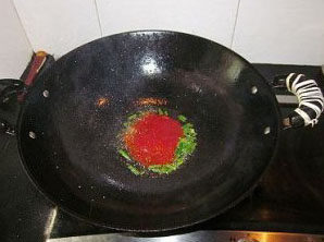 番茄菜花,放入<a style='color:red;display:inline-block;' href='/shicai/ 699'>番茄酱</a>，调入少许水大火烧沸，搅匀。