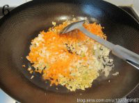 番茄烩牛腩,加入洋葱丁和胡萝卜丁，继续小火煸炒，炒到洋葱出现透明状，胡萝卜变软