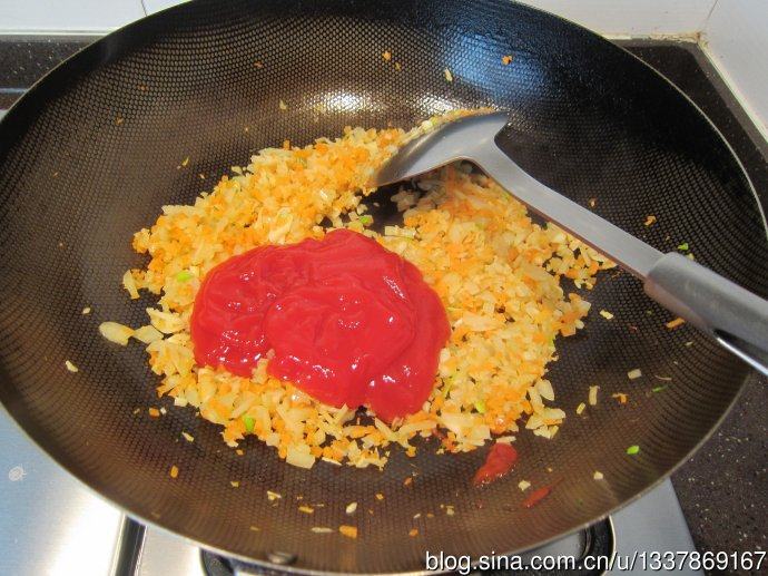 番茄烩牛腩,加入番茄酱，继续翻炒均匀
