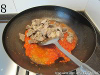 番茄烩牛腩,加入牛肉块，翻炒均匀，若颜色不够红亮，可以再加点儿番茄酱