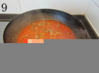 番茄烩牛腩,加入炖牛肉的原汤，盖上锅盖焖炖片刻