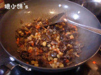 红油酸汤臊子面,放入切好的木耳和金针菜翻炒