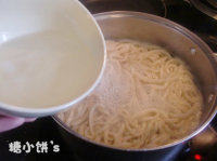 红油酸汤臊子面,边拉边下锅。中途打2-3次热水。煮熟放入碗中