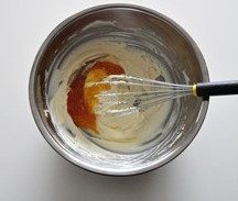  柚子乳酪蛋糕,把奶油奶酪搅打至顺滑无颗粒，往里拌入柚子茶。