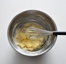  柚子乳酪蛋糕,往里拌入软化黄油，彻底搅匀。