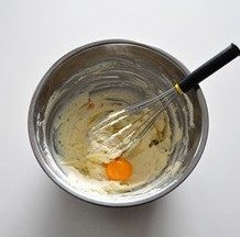  柚子乳酪蛋糕,往里一个个加入蛋黄，每次都搅拌均匀。