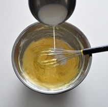  柚子乳酪蛋糕,往里拌入牛奶，再筛入粟粉搅匀。