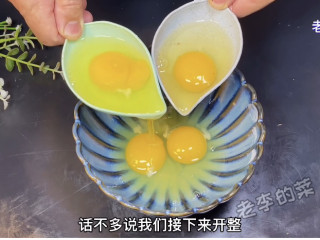 不用一滴油的厚蛋烧教程,四个鸡蛋打入碗中。