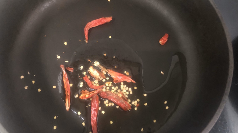 酸辣藕丝,锅热放油，现将辣椒放入煸炒出香味。