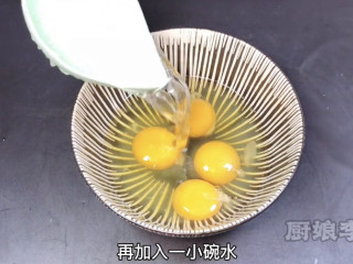 #闹元宵#好看还好吃的双色松花蛋肠制作方法,加入一小碗水
