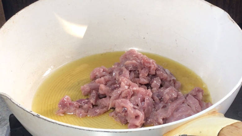 芹菜木耳炒肉丝,起锅热油，放入肉丝，炒至变色