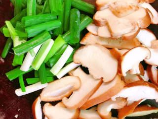 虾仁豆腐煲,香葱切成段
