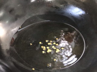 麻辣红菜苔,起锅热油，放入青花椒粒，小火炒香