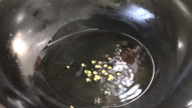 麻辣红菜苔,起锅热油，放入青花椒粒，小火炒香