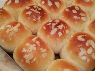 淡奶油小餐包,松软的小甜面包，是面包里面做法最为简单的。