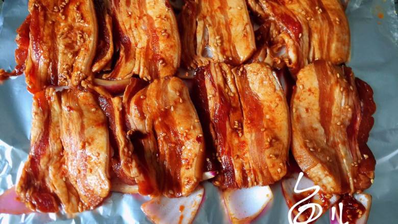 韩式烤五花肉,肉片放在锡纸上，肉片下面可以垫上洋葱块